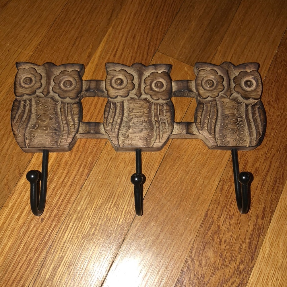 Wooden owl decor. Great for hanging keys!